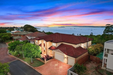 Waterfront Entire Luxury House With Bay View And Pool - Sunshine Coast Tourism 0