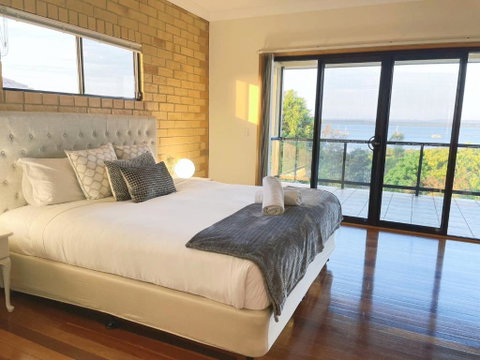 Waterfront Entire Luxury House With Bay View And Pool - Sunshine Coast Tourism 1