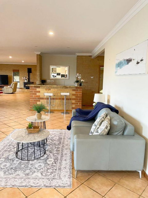 Waterfront Entire Luxury House With Bay View And Pool - Sunshine Coast Tourism 3