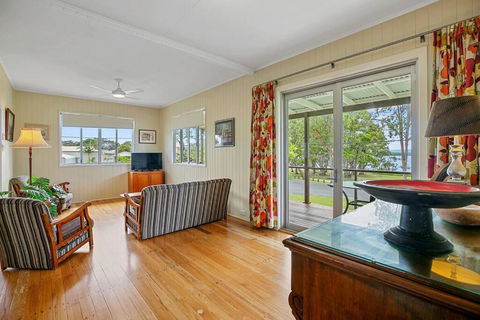 Welcome To Waterfront Views - Sunshine Coast Tourism 3