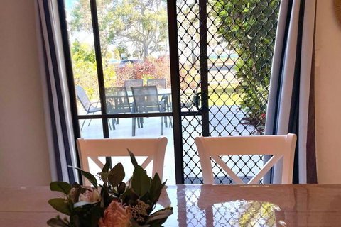 WHISPERING PALMS - Holiday Sunshine Coast 3