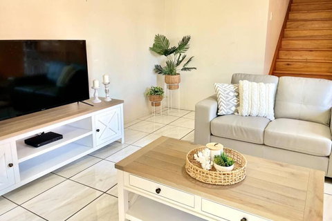 WHISPERING PALMS - Holiday Sunshine Coast 1