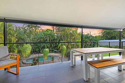 A Tropical Pool Paradise In Rapid Creek - Holiday Sunshine Coast 2