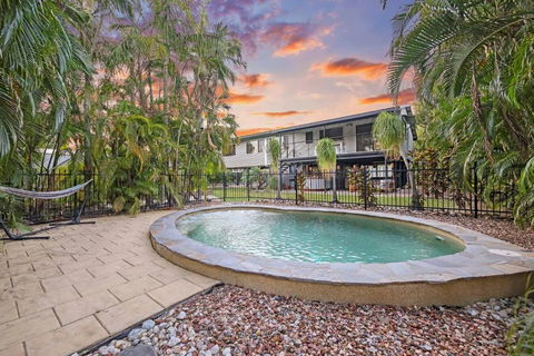 A Tropical Pool Paradise In Rapid Creek - Holiday Sunshine Coast 3