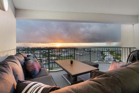 Anchor Point Penthouse 3BR With Marina Views - Pool - BBQs - Holiday Sunshine Coast 0