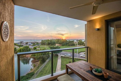 ZEN BY THE OCEAN - 1-BR Executive Biz Retreat - Holiday Sunshine Coast 0