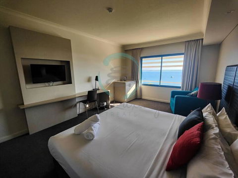 ZEN88 ESPLANADE: Hotel Suite W/ Ocean/Sunset Views - Sunshine Coast Tourism 0