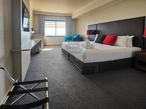 ZEN88 ESPLANADE: Hotel Suite W/ Ocean/Sunset Views - Sunshine Coast Tourism 1
