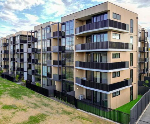 ZMITH Apartment - BROOKE, - Near AIS, GIO Stadium, UC, & Nth - Canberra Hospital - Holiday Sunshine Coast 2