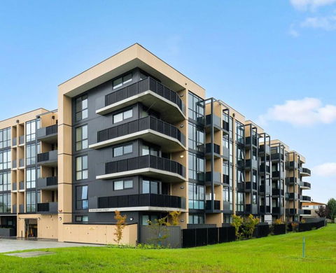 ZMITH Apartment - BROOKE, - Near AIS, GIO Stadium, UC, & Nth - Canberra Hospital - Holiday Sunshine Coast 1
