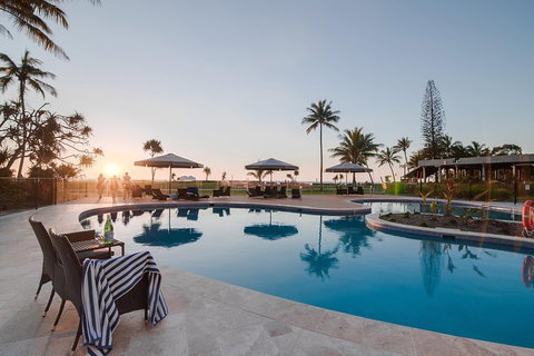 Tangalooma Island Resort Whale Watching Day Cruise With Dolphin Feeding - Holiday Sunshine Coast 4